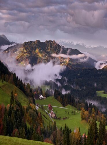 Vorarlberg هي ولاية تقع في غرب النمسا، تحدها سويسرا من الغرب وإلى الشمال تحدها ألمانيا.
